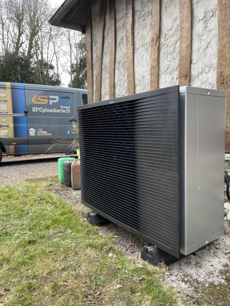 Installation d’une pompe à chaleur Daikin en remplacement d’une chaudière fioul à bourg Achard